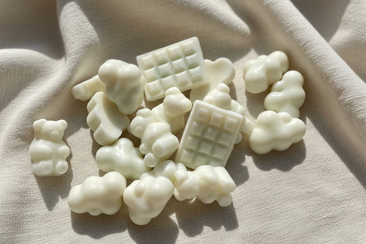 LJ Candle Co On Cloud Nine wax melts in a warm, inviting scent with pastel-colored packaging and multiple wax pieces.